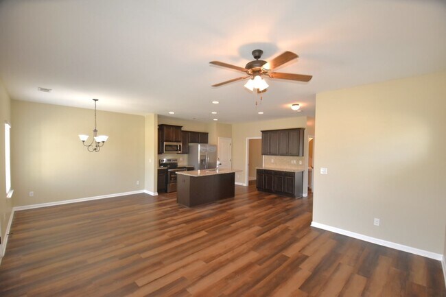 Building Photo - 200 Magnaview Dr