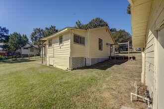 Building Photo - 711 Cherokee Dr