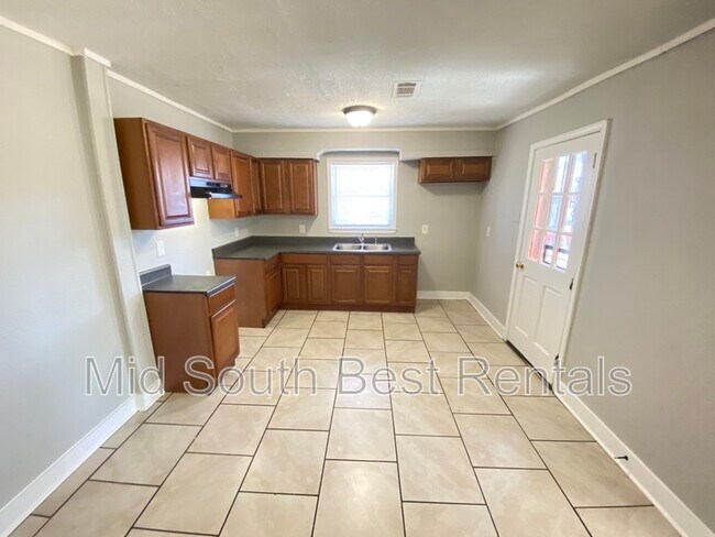 Building Photo - 905 E Mallory Ave