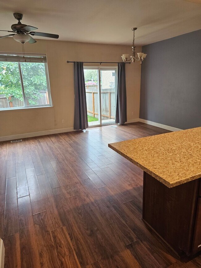 Building Photo - 3 bed 2.5 bath townhouse for rent near base