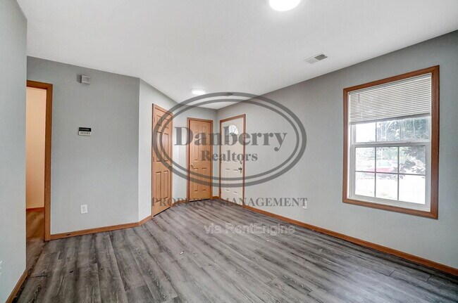 Foto del edificio - 1115 N Byrne Rd