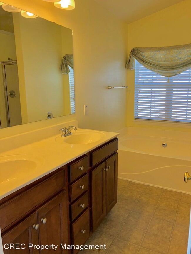 Building Photo - 3 br, 2.5 bath House - 1557 Ashley Gardens...