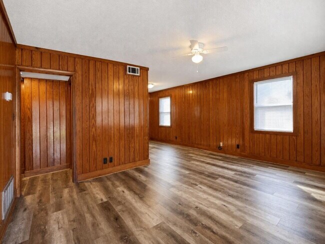 Building Photo - Charming 2-Bedroom Home In Mary Esther!