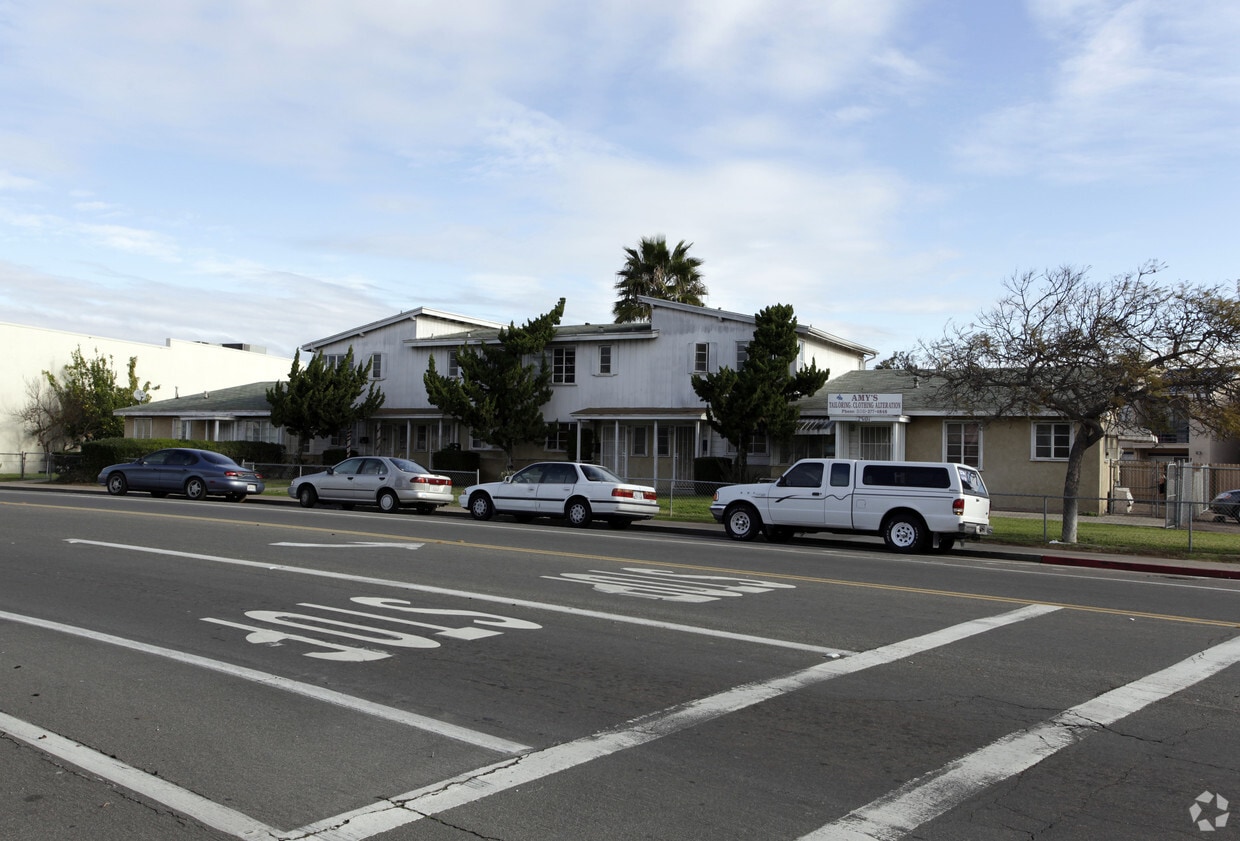 Primary Photo - Dunlop 7 Apartments
