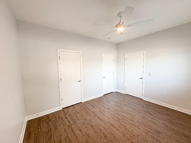 Foto del edificio - 1645 E Cheery Lynn Rd