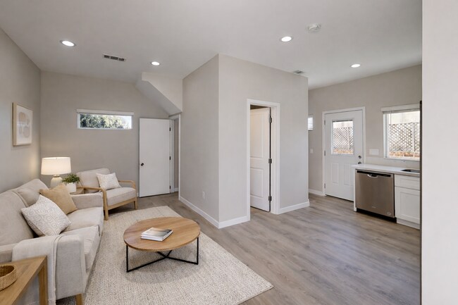 Foto del edificio - 4BD/2BA with a Balcony!