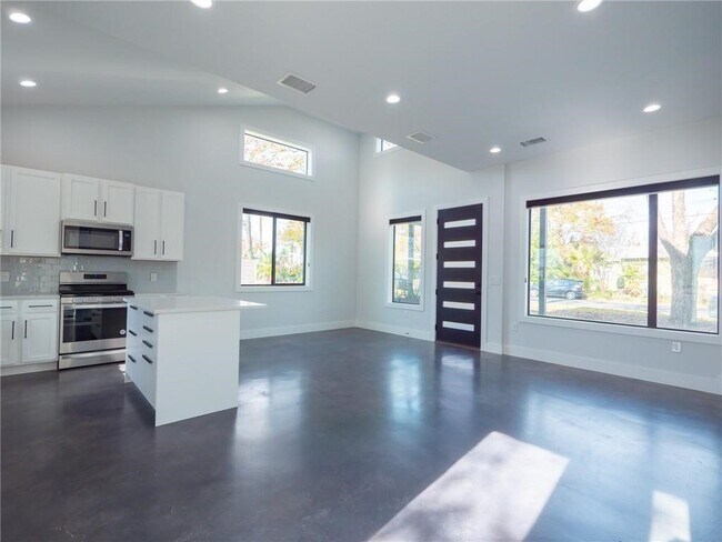 Building Photo - 611 Gaylor St