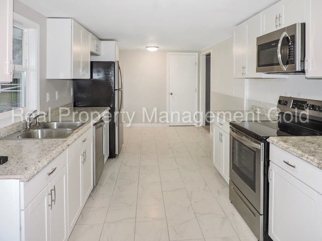 Building Photo - Newly Renovated Rambler on Private Lot