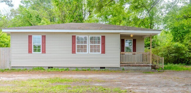Building Photo - Charming Portsmouth Home with Spacious Backyard