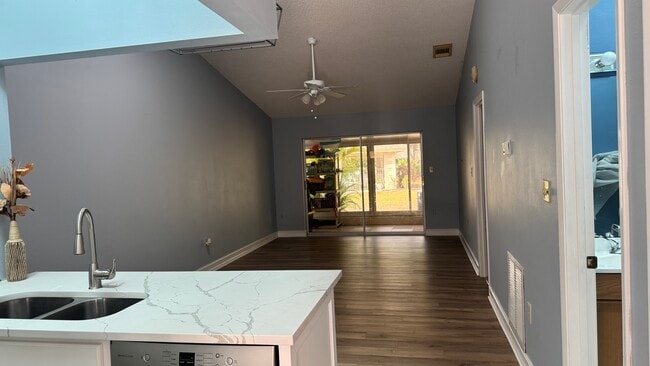 Foto del edificio - 746 N Jefferson Ave