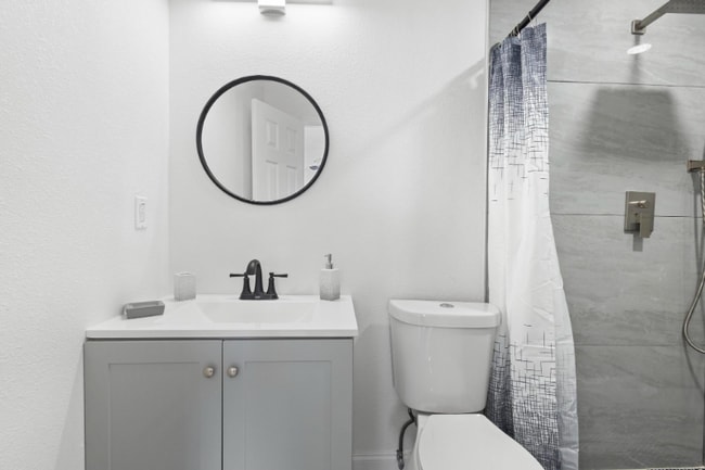 Foto del edificio - 1824 Lake St