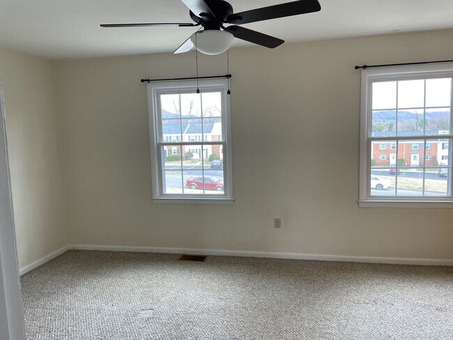 Foto del edificio - 3 BR 1.5 Bath Townhouse