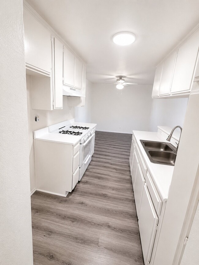 Photo - 7040 Haskell Ave (Los Angeles, CA) Apartment