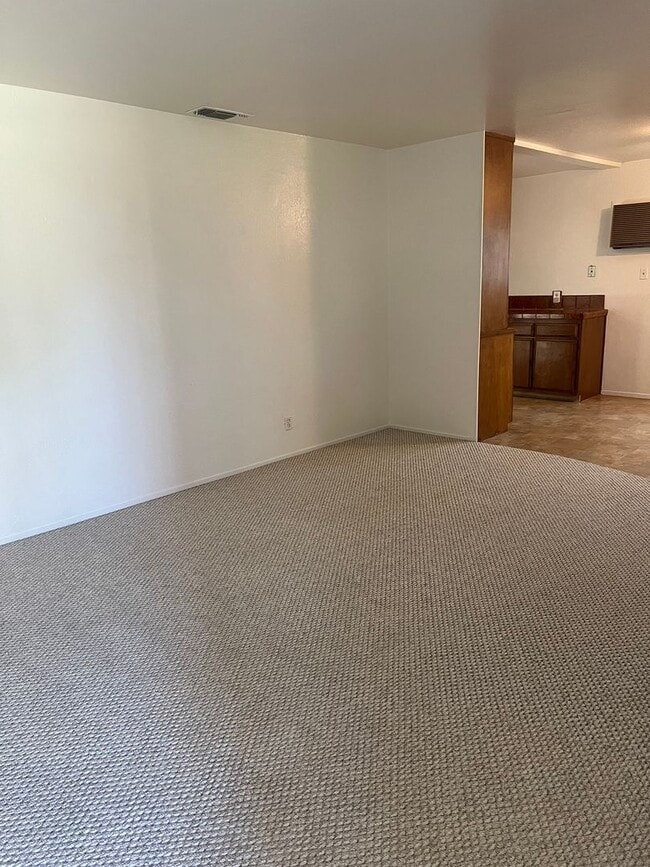 Building Photo - NICE 3 BEDROOM HOME IN ROSEVILLE!