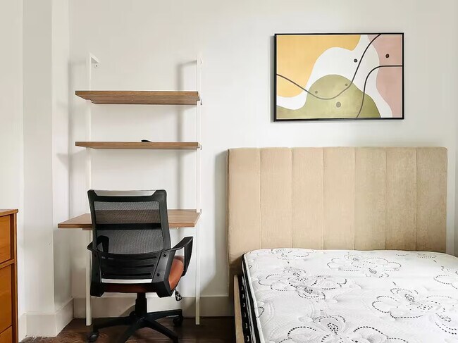 Foto del edificio - Furnished room/NOT APARTMENT