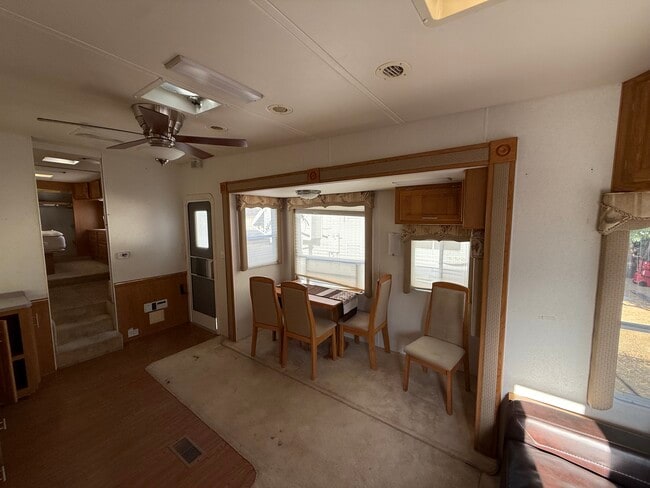 Building Photo - 70 Janesta St