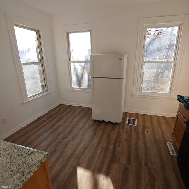 Building Photo - 574 Howard Ave
