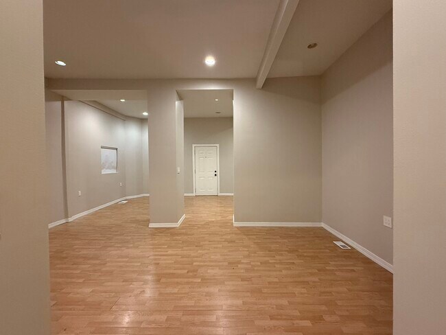 Foto del edificio - 2121 N California Ave