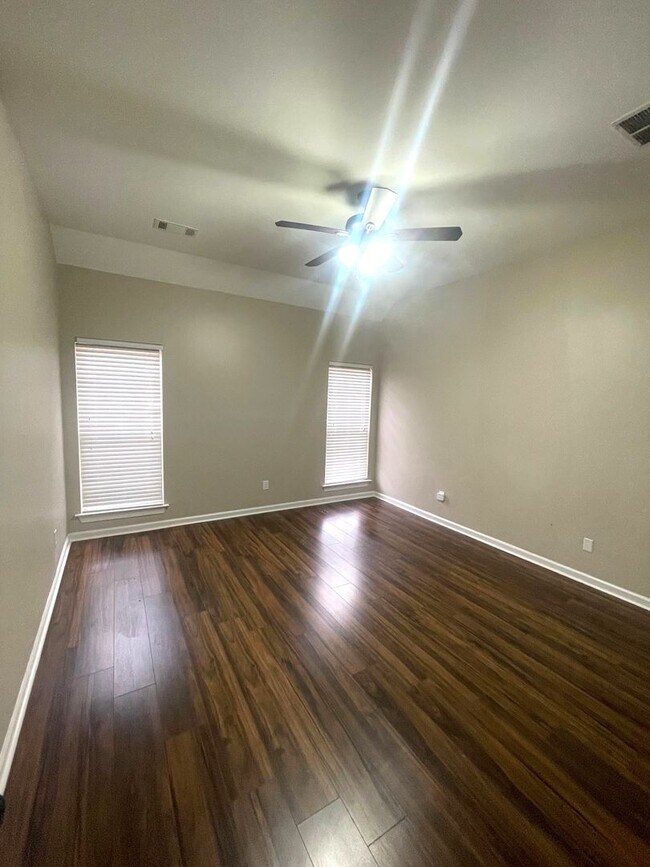 Building Photo - 9456 Club Walk Ct