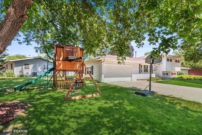 Building Photo - 1013 Hunziker Dr