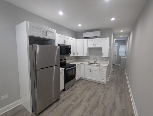 Foto del edificio - 7052 W Higgins Ave