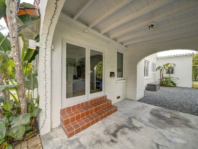 Building Photo - 1212 Medina Ave