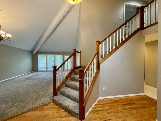 Building Photo - Spacious SW Portland Home With Brand New C...