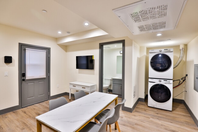Building Photo - 1180 W 37th Plz