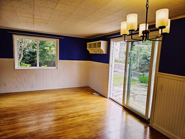 Building Photo - Charming Pet Friendly Two Bedroom Bungalow...