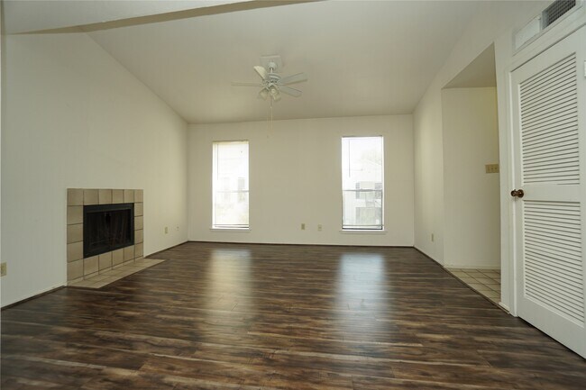 Foto del edificio - 6602 Harbor Town Dr
