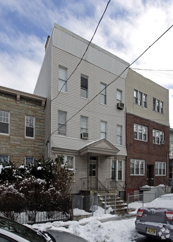 Primary Photo - 130 Thorne St