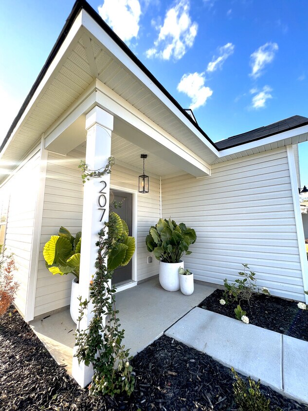 Primary Photo - 207 Parkwood Vista Way