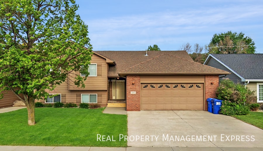 Primary Photo - Spacious 4 Bed, 2 Bath Home in Northeast Sioux Falls