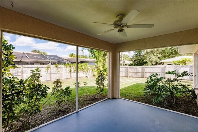 Foto del edificio - 3/2 HOME WITH HUGE /FENCED BACK YARD. -12 MINUTES to Siesta Beach! Great school district!