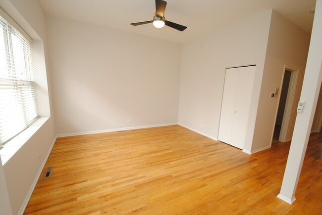 Building Photo - 711 N Hoyne-1N