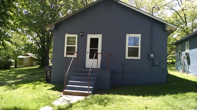 Building Photo - 2 Bedroom Cottage