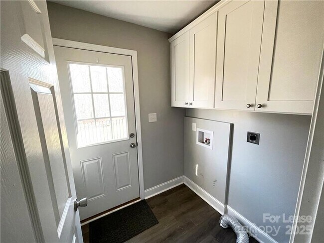 Foto del edificio - 26 E J St