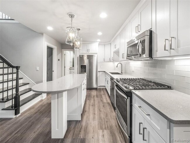 Building Photo - 662 Purdy St