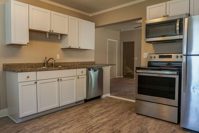 Foto del edificio - 5 Bedroom House Available!