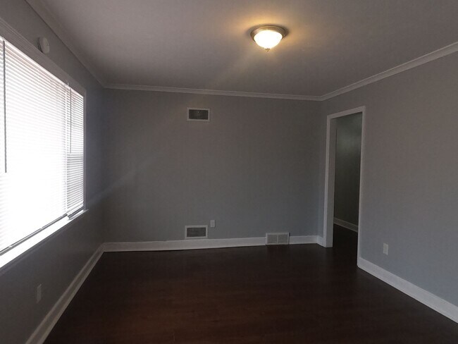 Building Photo - Newly Renovated Home in Parkway Village