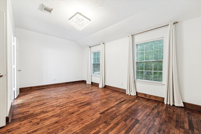 Foto del edificio - 227 Blushwood Pl