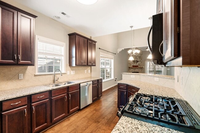 Foto del edificio - Available Now! Gorgeous, Well Upgraded 3 Bed / 2.5 Bath w/ First Floor Primary!