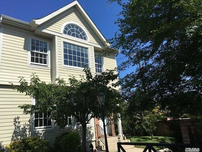 Foto del edificio - 7807 Shore Rd