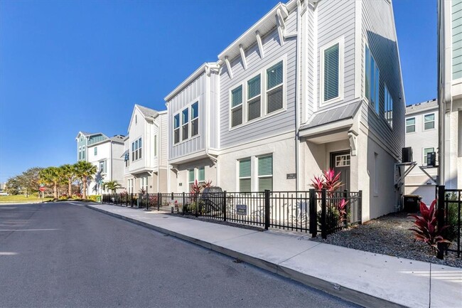 Building Photo - 2313 Lindstrom St