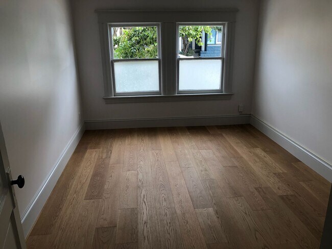 Building Photo - Gorgeous Remodel**2 Beds/2 Baths**Hardwood...