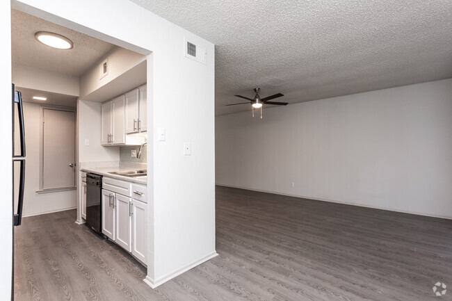 2BR, 2BA - 998SF Kitchen & Living - Chestnut Park