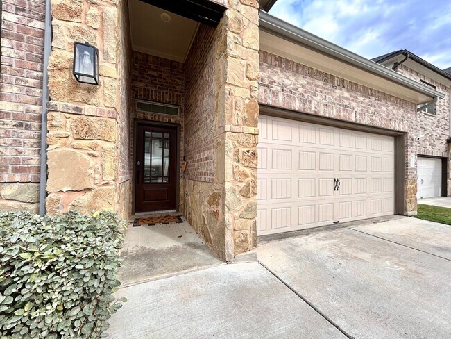 Foto del edificio - Spacious & Beautiful 3/BR 2/BA Two-Level Home with Garage & Fenced Yard