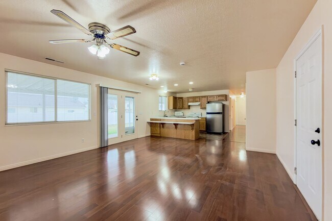 Foto del edificio - Modern 3 Bed, 2 Bath Home with LVP Flooring & 2-Car Garage! - Available NOW!