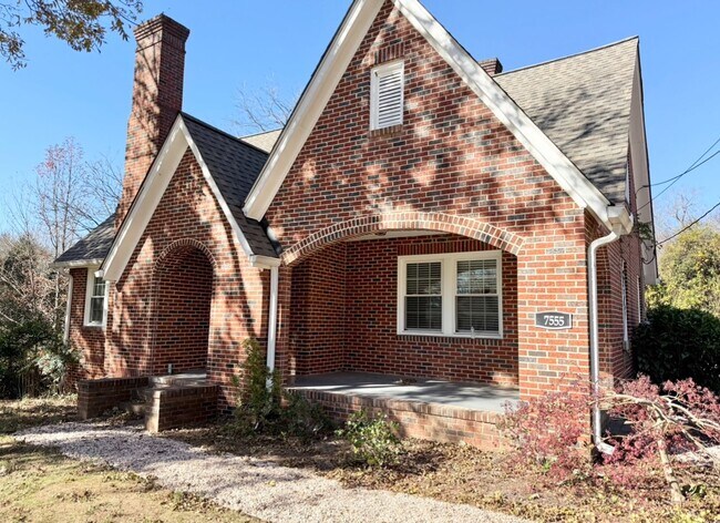 Foto del edificio - Spacious 3 Bedroom in Reidsville with an Office- Newly Renovated - Lawncare Included!