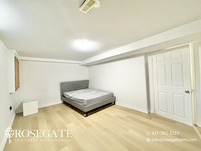 Photo du bâtiment - Bright 3-Bedroom Basement Apartment in Pic...